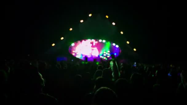 Záběry z davu párty festivalu živá hudba — Stock video