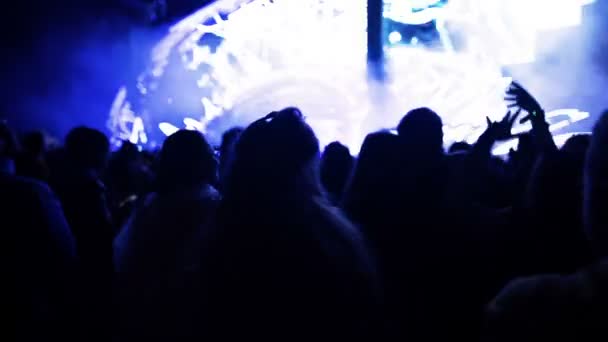 Видеозапись вечеринки толпы на музыкальном фестивале — стоковое видео