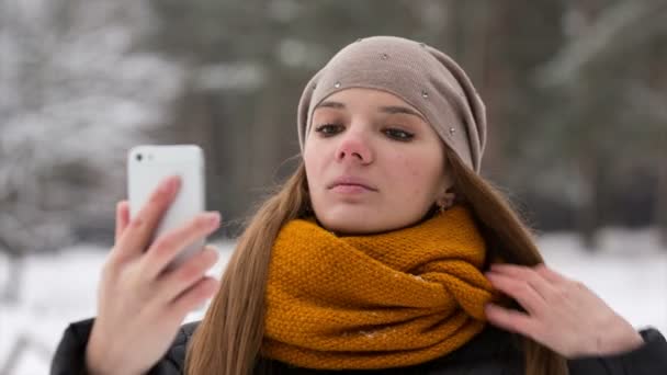 A smartphone-a kezét a lány teszi selfie. — Stock videók