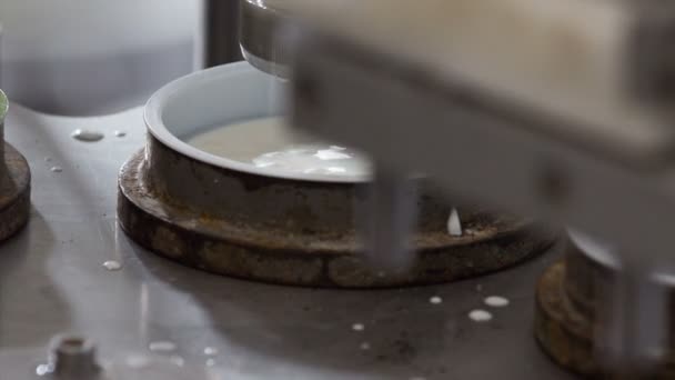 Production de crème sure close-up — Video