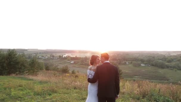 Joven novia y novio al atardecer — Vídeos de Stock