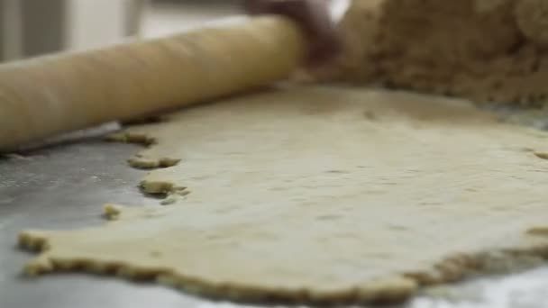 Rolling pastry on the table — Stock Video