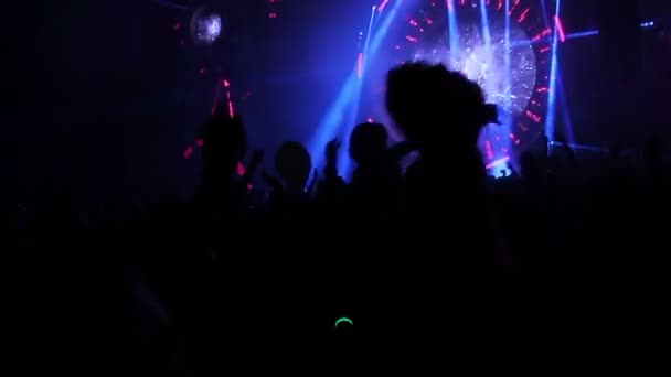 Images d'une foule faisant la fête lors d'un festival de musique slow motion — Video