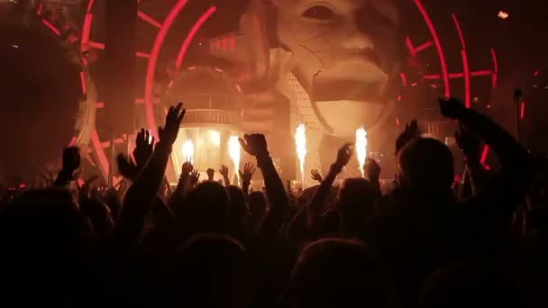 De belangrijkste muziekfestival van de zomer. Een menigte van duizenden dansen. — Stockvideo