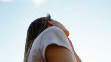batan güneşin ışınları içinde güzel bir kızın yakın çekim yüz