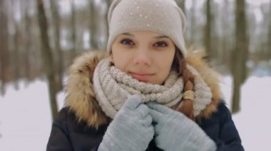 Şapkalı güzel kız onun şapka ve gülümsüyor ayarlar