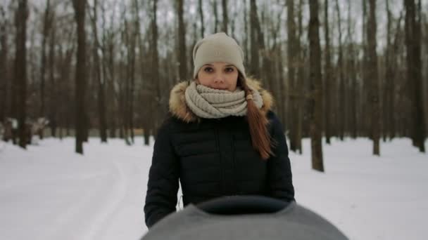 Lachende gelukkig jonge moeder wandelen baby wandelwagen — Stockvideo