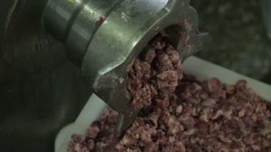 Et kıyma et Fabrikası'nda üzerinden düşer