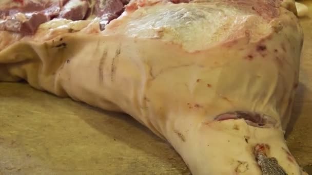 Slaktaren hugga genom kött — Stockvideo