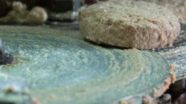 Üretici pirzola. Et üretim konveyör.