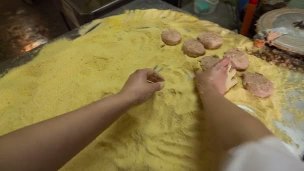 Hamburger van rauw vlees maken met de hand close-up — Stockvideo