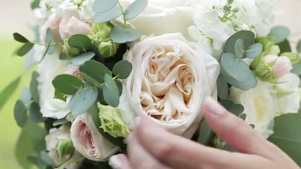 Beau bouquet de mariage dans la main des mariées. — Video