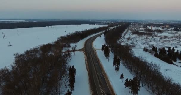 Vista aérea de uma área industrial ao longo da rodovia — Vídeo de Stock