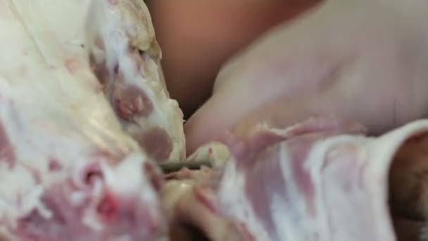 El carnicero quitó la piel de la cabeza de cerdo de cerca — Vídeo de stock