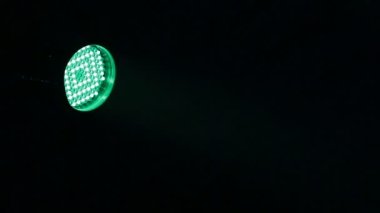 Yanıp sönen parlak sahne ışıkları.