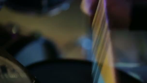 Detailní záběr rukou drží stehno a hraje na bubny — Stock video