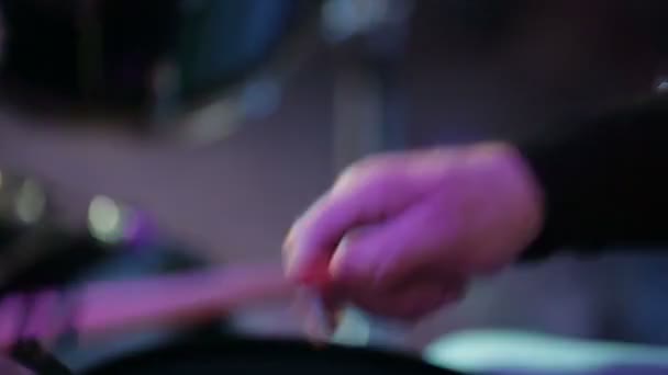 Primo piano mani di musicista suonare la batteria — Video Stock
