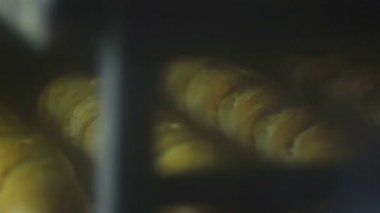 Fırında beyaz ekmek pişirmek.