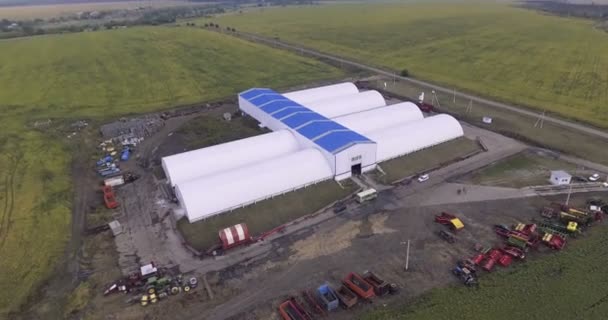 Een antenne uitzicht magazijn aardappelen — Stockvideo