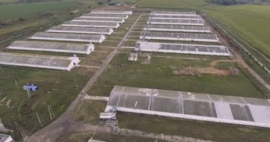 Endüstriyel kümes hayvanlarının havadan görünüşü