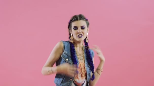 Concept muziek video. Sexy meisje zingen in de studio — Stockvideo