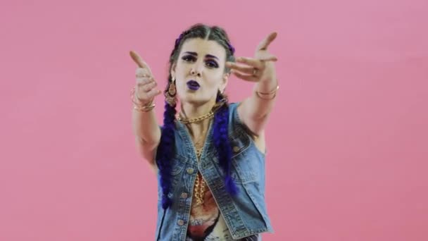 Hipster european teen girl in denim jacket singing at camera — Stock Video