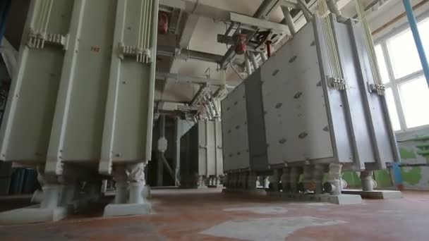 Molino de arena automatizado para la fabricación de harina — Vídeos de Stock