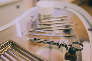 Diş sterilize edilmiş aletler
