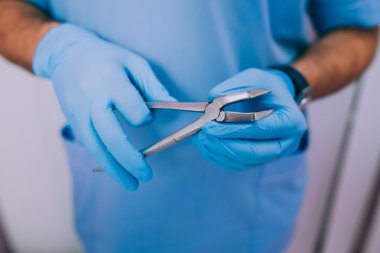 Adam elinde diş aletleri