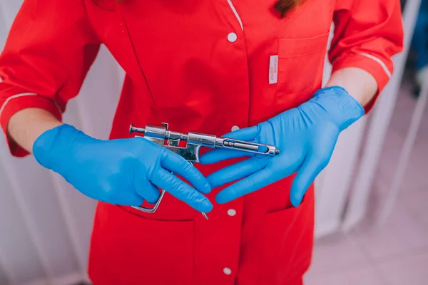 Medische instrumenten in handen van de vrouw — Stockfoto