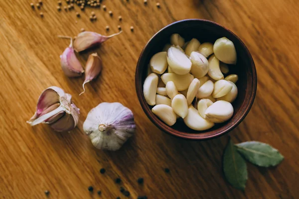 Schüssel Knoblauch auf Holztisch — Stockfoto