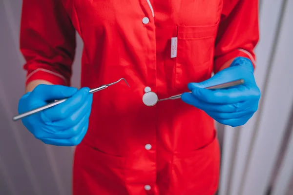 Instrumentos médicos em mãos de mulher — Fotografia de Stock