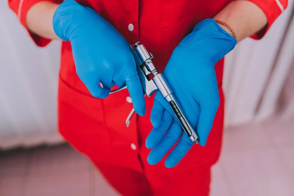 Medische instrumenten in handen van de vrouw — Stockfoto