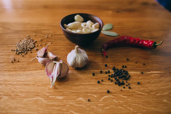 Bowl of garlic on table — Stock Photo, Image