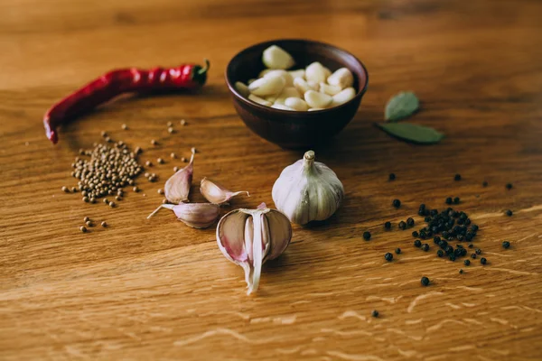 Bowl of garlic on wooden table — Stock Photo, Image