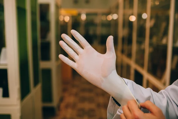Рука на медицинских перчатках — стоковое фото
