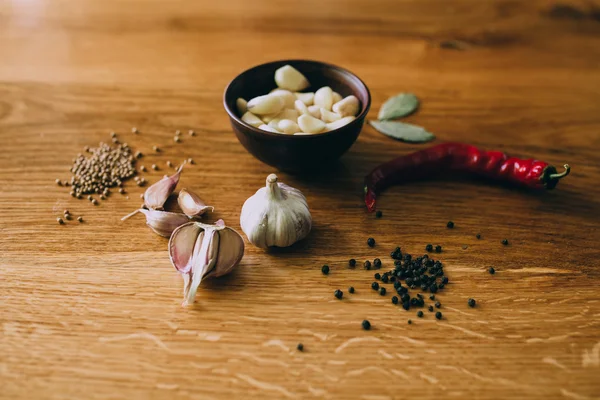 Bowl of garlic on table — Stock Photo, Image