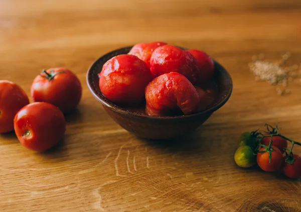 セラミック ボウルにトマト — ストック写真