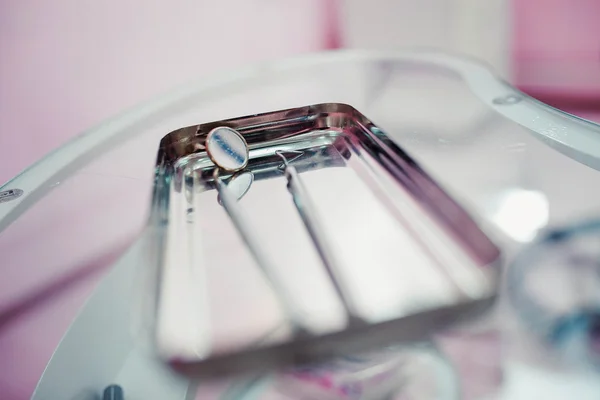 Instrumentos dentários em bandeja — Fotografia de Stock