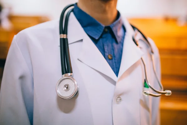 Médecin en blanc avec stéthoscope — Photo