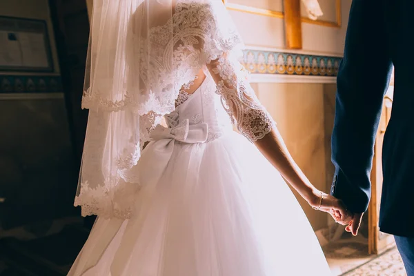 Menina em vestido de noiva branco — Fotografia de Stock