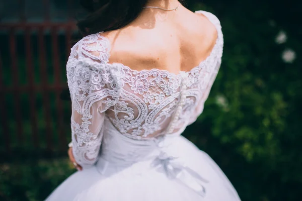 Menina em vestido de noiva branco — Fotografia de Stock