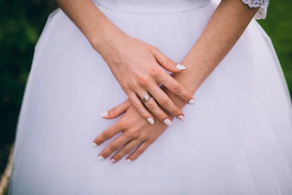 Mädchen im weißen Hochzeitskleid — Stockfoto