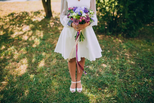 Mariée avec bouquet de fleurs colorées — Photo