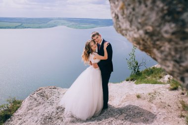 evlilik çift birbirlerine sarılma