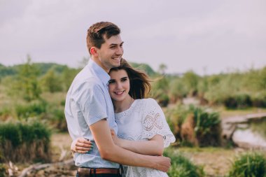 evlilik çift birbirlerine sarılma