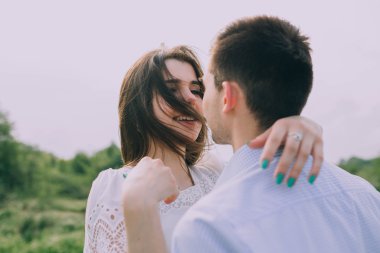 Birbirlerine sarılıyorlar.