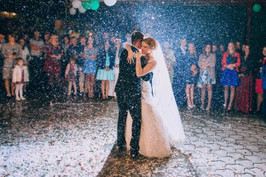 evlilik çift birbirlerine sarılma