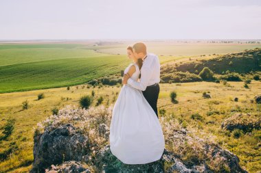 evlilik çift birbirlerine sarılma
