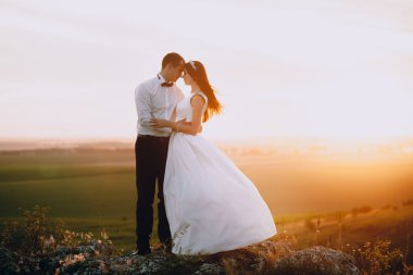 Düğün çift doğa üzerinde